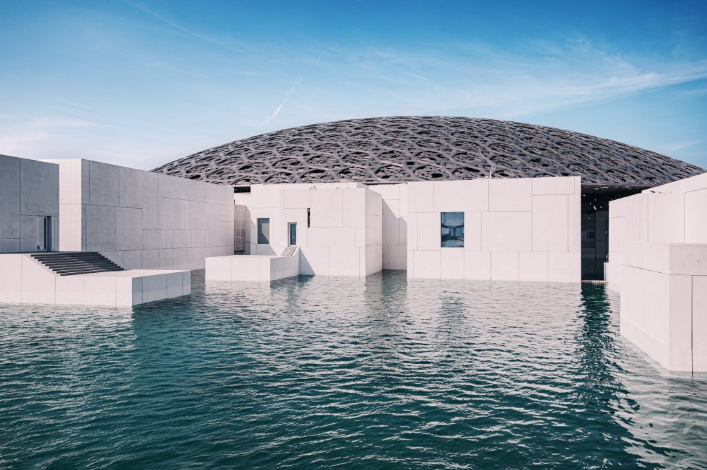 La sede di Abu Dhabi del museo del Louvre firmata dall’archistar Jean Nouvel – foto Shutterstock