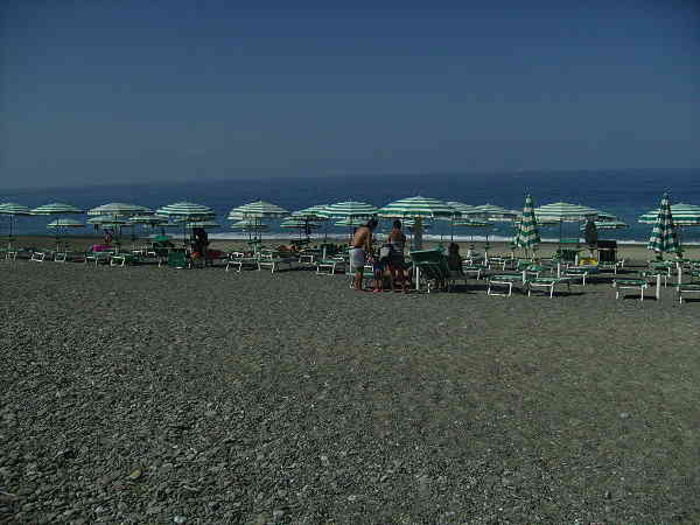 L'ampia spiaggia del villaggio Tci di Marina di Camerota 