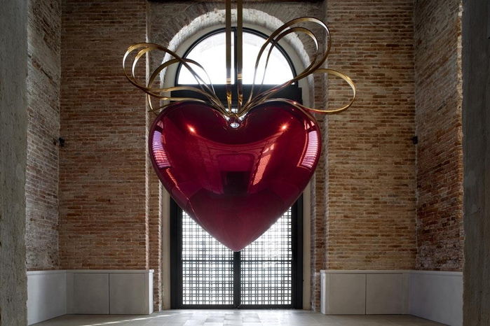 Punta della dogana: Hanging Heart, Jeff Koons 1994-2006