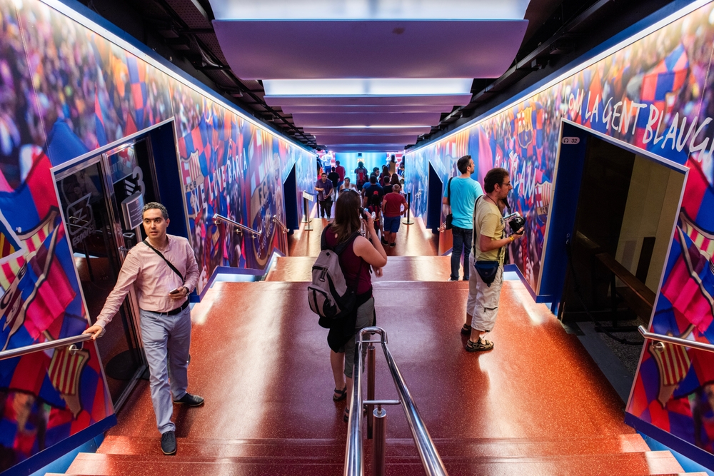 Visitatori durante un tour nel Camp Nou di Barcellona