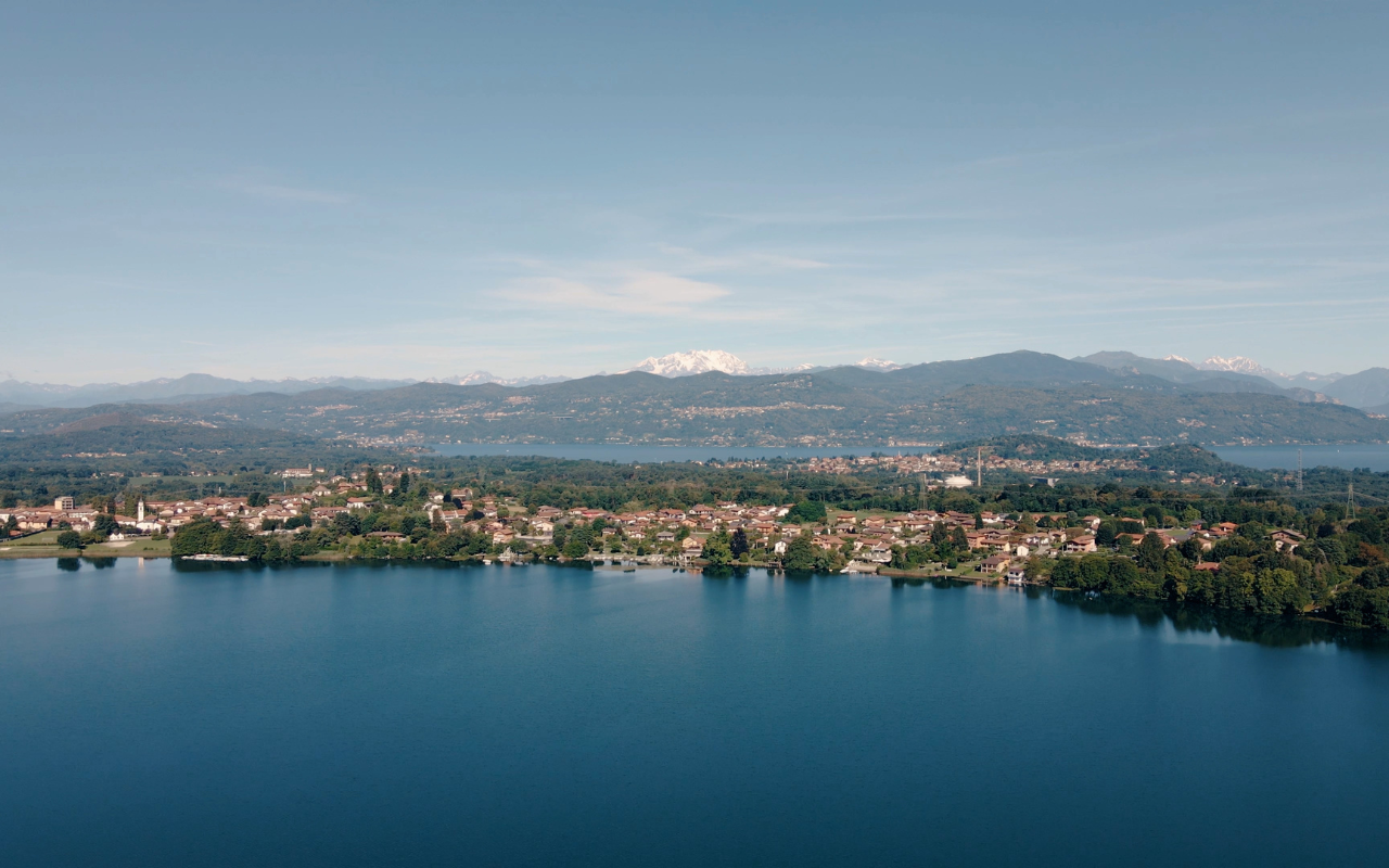 La sponda lombarda del Lago Maggiore affascina con i suoi paesaggi suggestivi, borghi storici e ville eleganti, regalando un'esperienza unica tra natura incontaminata e patrimonio culturale