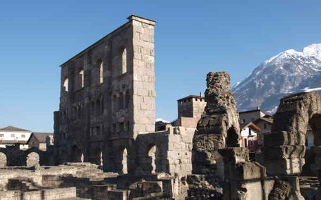 Suggestioni ad Aosta, con il teatro romano illuminato in notturna