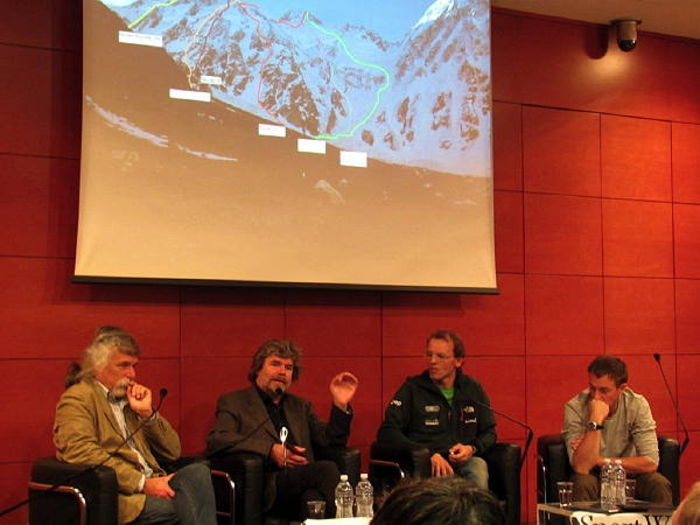 Reinhold Messner con Simone Moro e Denis Urubko alla conferenza stampa del 20 dicembre 2011 al Corriere della Sera