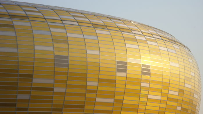 La scocca color ambra della Pge arena di Danzica