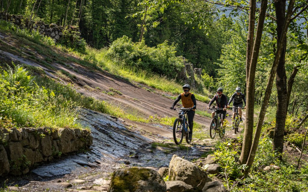 Bikers in visita a Foppe di Nadro (Riserva Naturale delle Incisioni Rupestri di Ceto, Cimbergo e Paspardo) – foto Lucia Comella