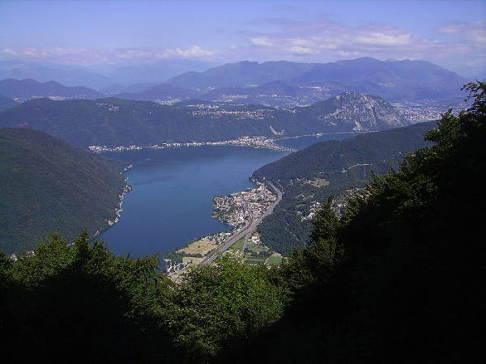 Il lago di Lugano con Capolago e, in fondo, il ponte di Melide