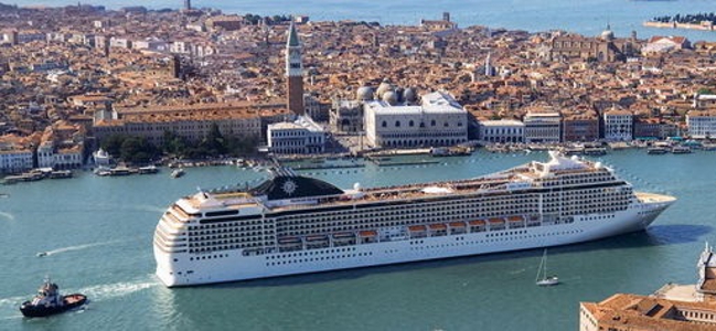 Grandi navi a Venezia, l'assedio continua
