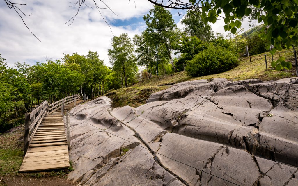 Il fascino della roccia millenaria, levigata dai ghiacciai (Roccia 35, Parco Nazionale delle Incisioni Rupestri, loc. Naquane, Capo di Ponte) – foto Lucia Comella