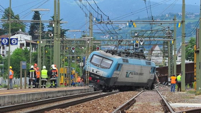 Il locomotore del treno deragliato a Bressanone.