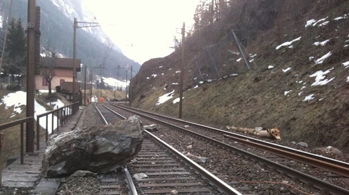 Un masso crollato sulla sede ferroviaria della linea del San Gottardo.