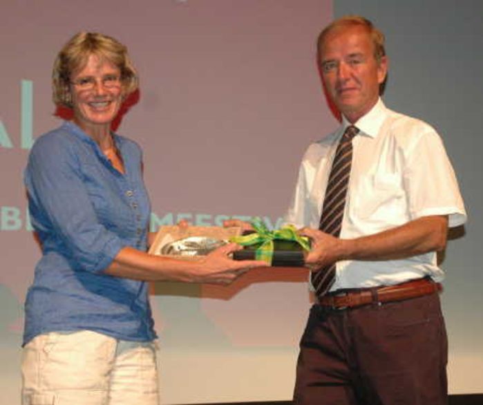 La regista Kristine Kopp riceve il premio dal presidente della giuria