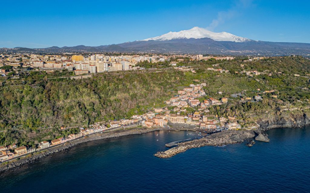 Vista di Acireale con l'Etna sullo sfondo