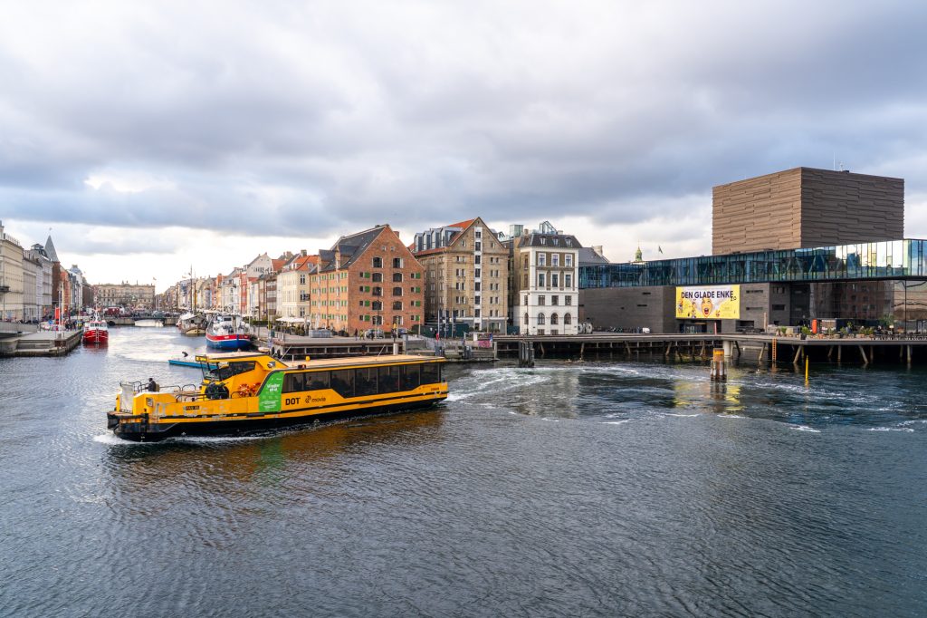 Copenhagen, un vaporetto elettrico davanti alla Playhouse Det Kongelige Teater - foto di Andrea Forlani