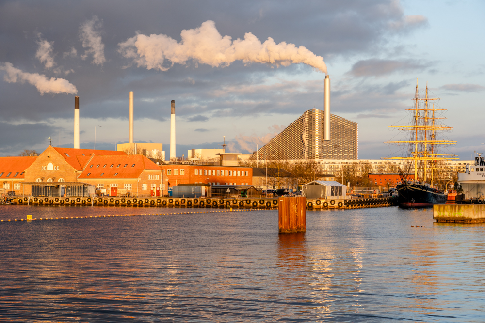 Copenaghen, il termovalorizzatore con pista di sci incorporata, progettato dallo studio BIG - foto di Andrea Forlani