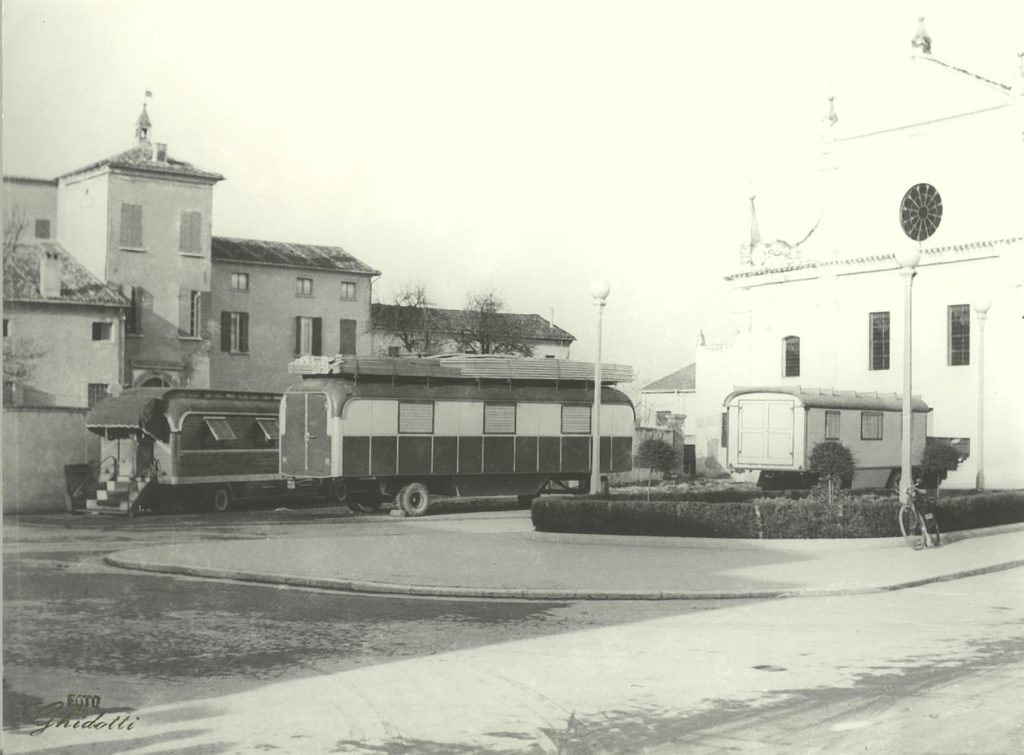 Carovane in sosta davanti alla chiesa di Bergantino, primi anni 50