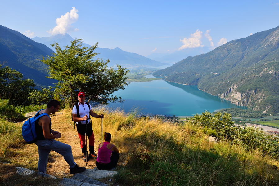 Escursionisti lungo il trekking della Val Codera