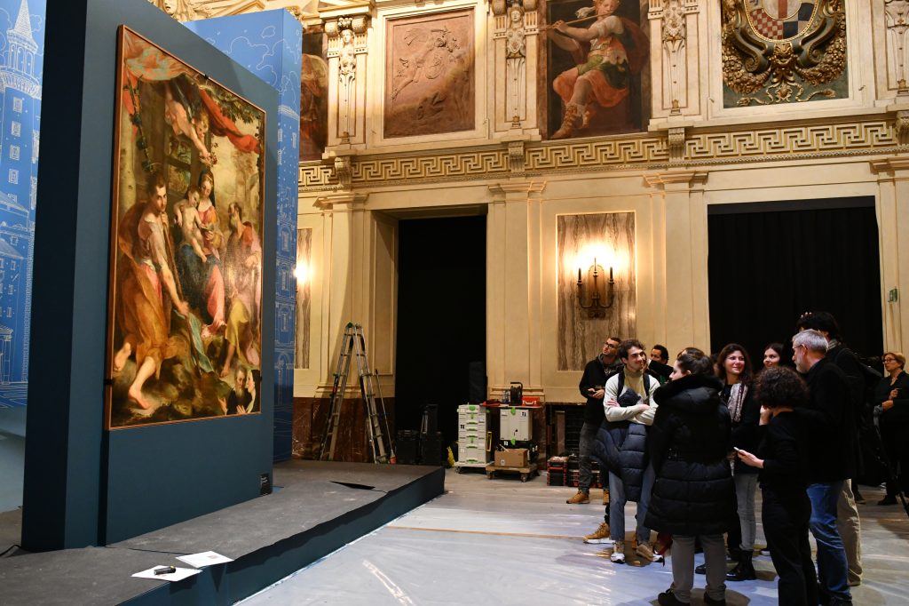 L'allestimento dell'opera nella Sala Alessi di Palazzo Marino