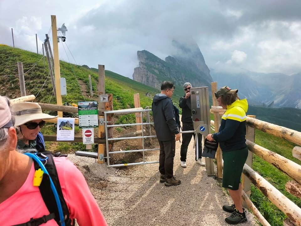 Il tornello sul Seceda - foto Carlo Zanella/FB