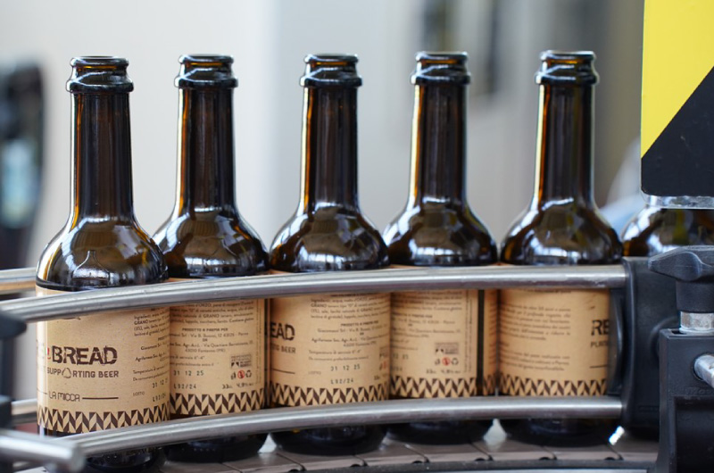 bottiglie di birra ricavata dagli scarti del pane