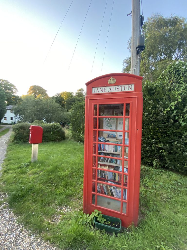 La cabina telefonica dedicata a Jane Austen - foto F. Brunini