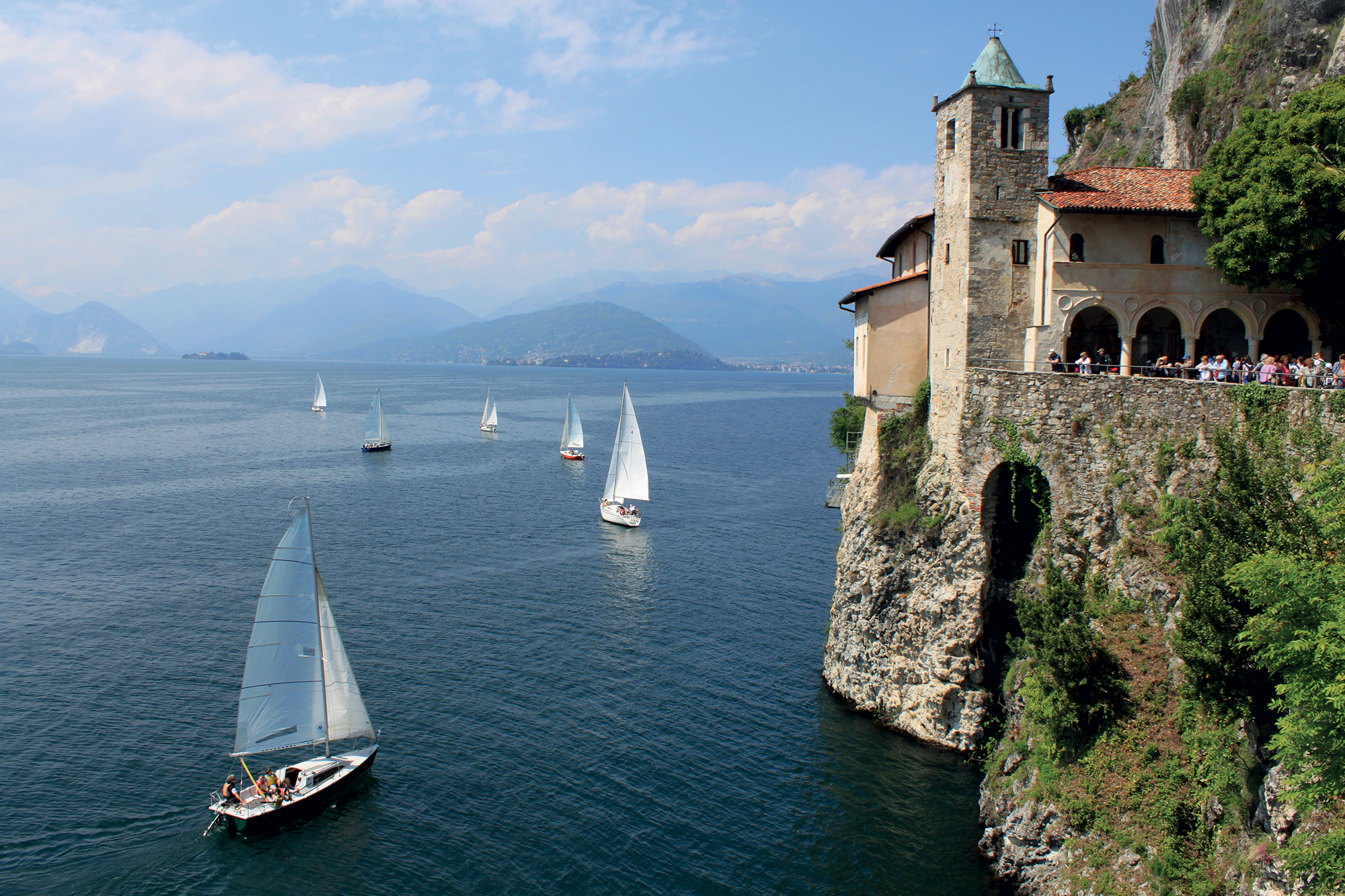 Santa Caterina del Sasso, affacciato sulle rive del Lago Maggiore, è un eremo incantevole e ricco di storia