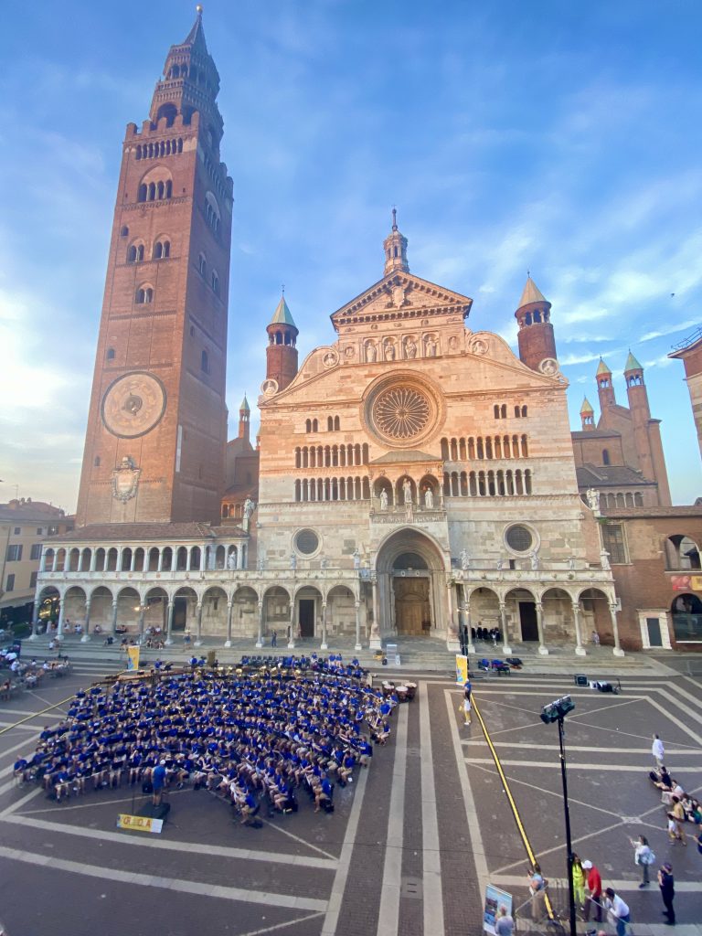 Gli Ambassadors of Music dell'Oregon davanti alla Cattedrale di Cremona