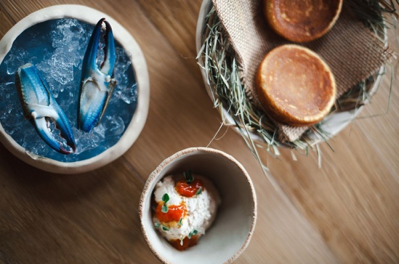 Il Pancake di granchio blu, panna al granchio col suo corallo, chela di granchio al naturale: una delle creazioni di Venissa / Foto di Valeria Necchio