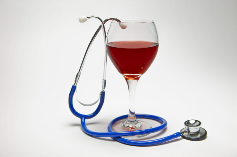 Vino e salute in un'immagine iconica che vede affiancati uno stetoscopio e un calice di vino rosso