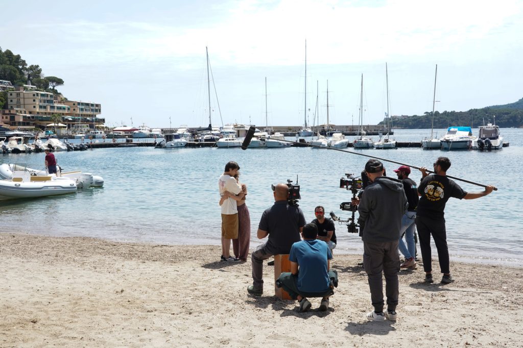La troupe alla marina di Porto Azzurro - Banijay Studios Italy (foto Pierfrancesco Bruni)