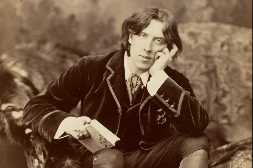 Oscar Wilde in una foto di Napoleon Sarony (1882) - foto Wikimedia Commons/MET