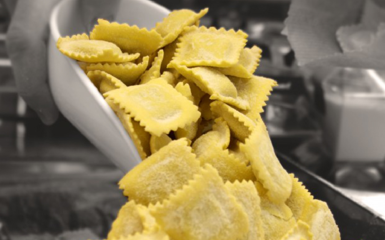 Gli agnolotti sono immancabili nelle occasioni di festa. Un tempo venivano preparati in casa, oggi, in alternativa, ci sono delle produzioni artigianali che garantiscono lo stesso standard qualitativo e di bontà.