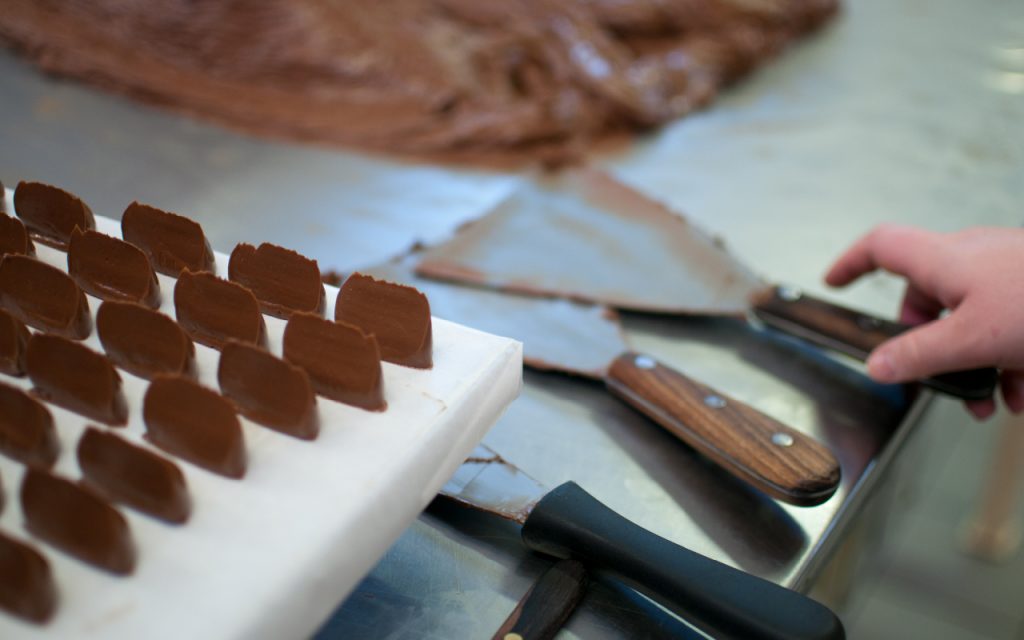 L’arte del cioccolato affonda le radici a Torino fin dal 1560 e nei secoli nascono la cioccolata calda, il bicerin e i cioccolatini. Ed è qui che nel 1965 nasce il celebre Gianduiotto, simbolo della città