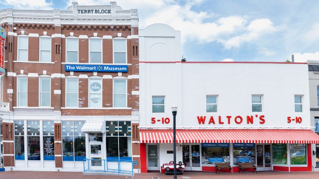 La facciata del WalMart Museum nel centro di Bentonville, Arkansas.