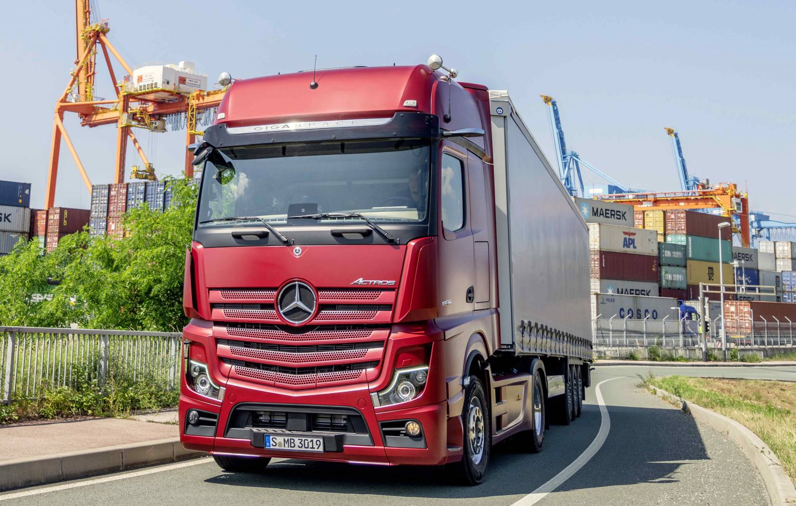 Il nuovo camion pesante Mercedes Actros col sistema MirrorCam.