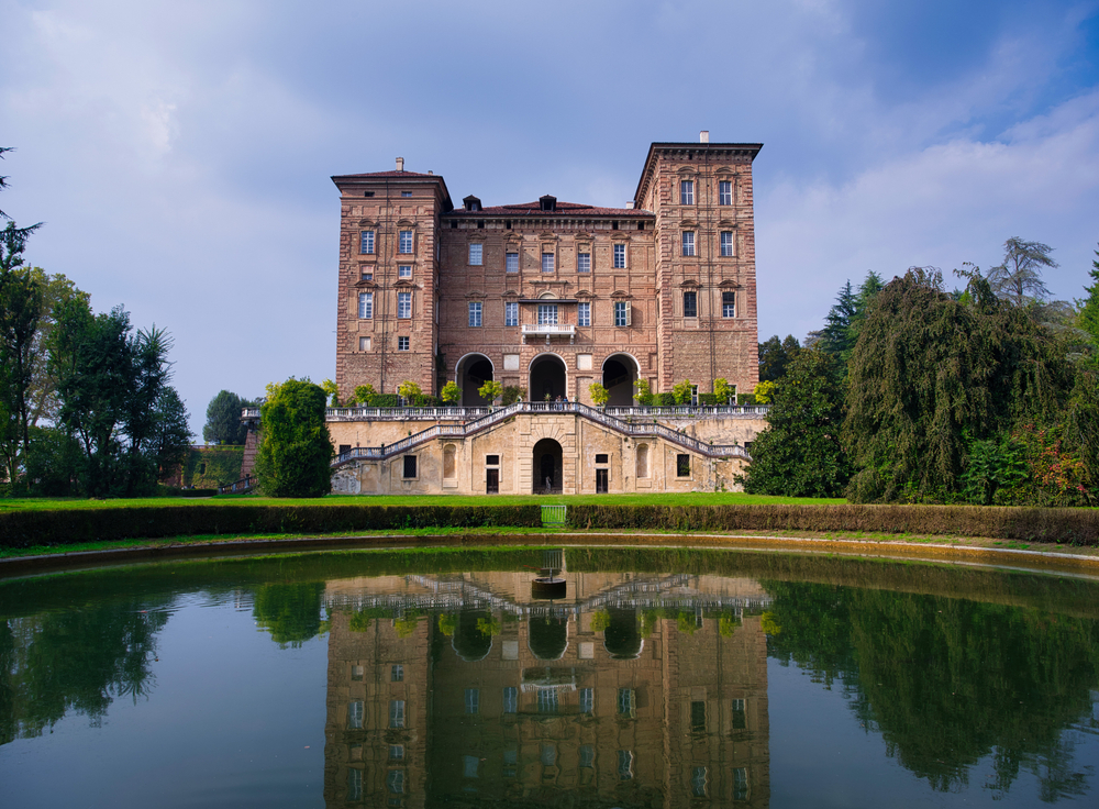 Il Castello ducale di Agliè si riflette in uno specchio d'acqua