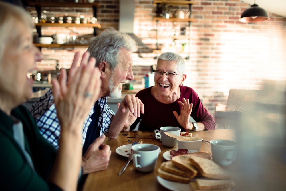 risate a tavola tra vecchi amici