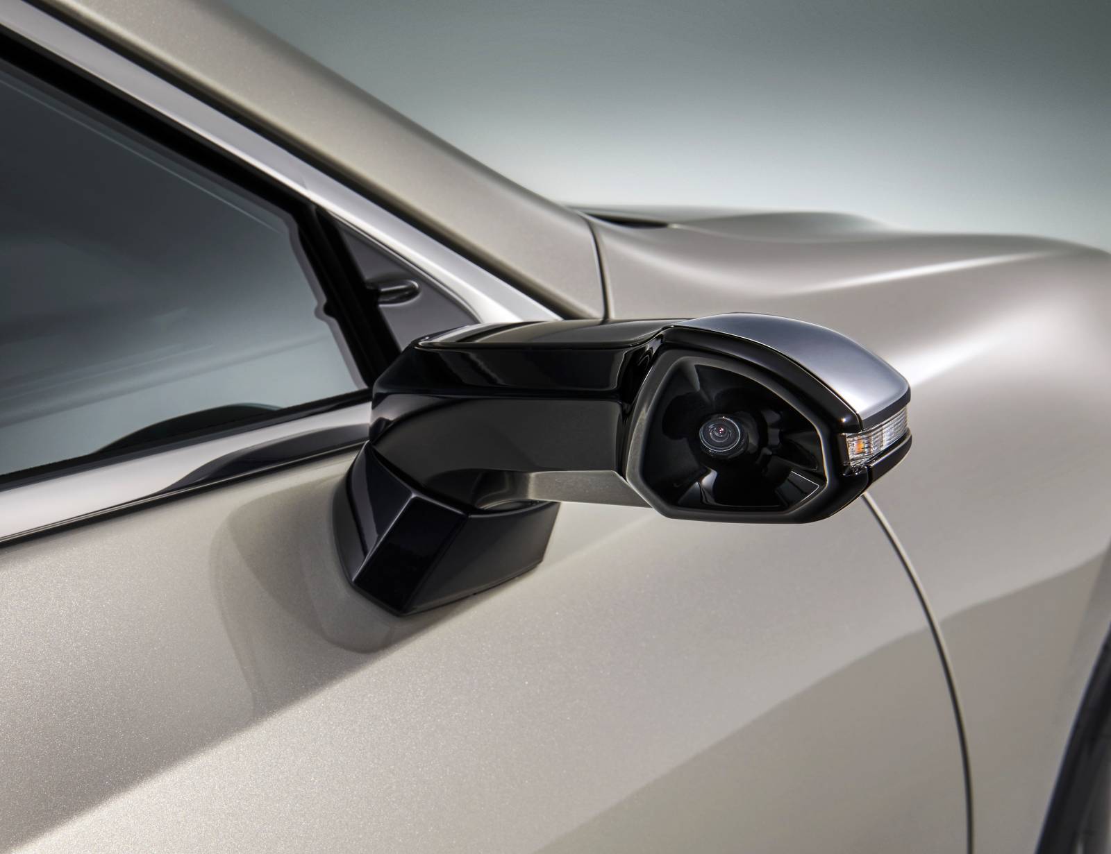 La telecamera inserita nella "pinna" del sistema DOT di Lexus.
