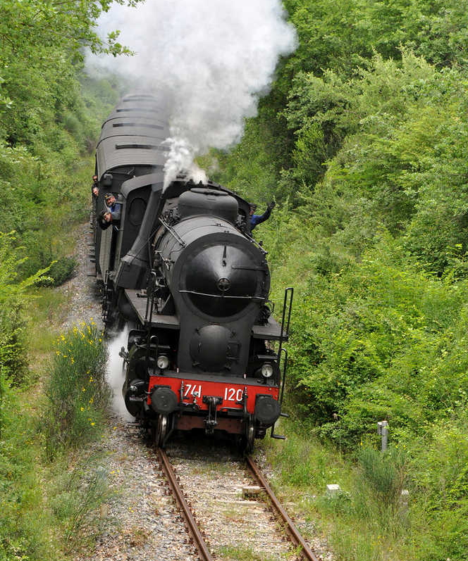 Locomotiva sulla Asciano-Monte Antico.