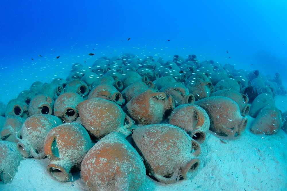Anfore antiche sul fondo del mare 