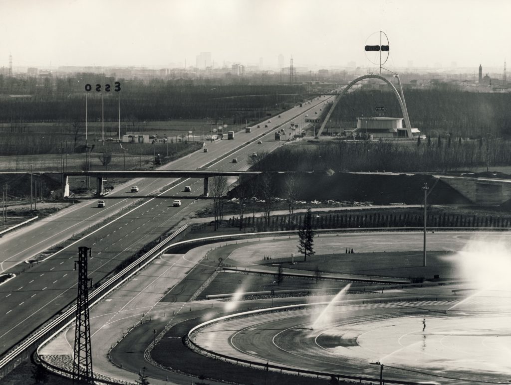 L’A8 con l’autogrill dell’area di sosta Villoresi Ovest. Foto dall’Archivio fotografico Autostrade per l’Italia