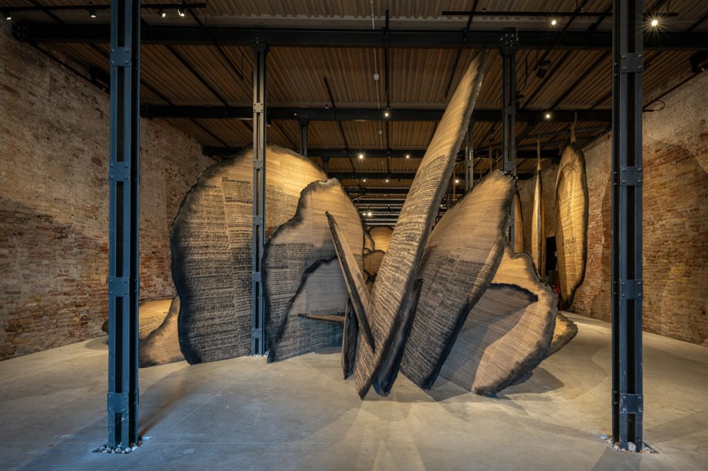 Shifting Sands: A Battle Song, l’installazione dell’artista Manal AlDowayan per il Padiglione Arabia Saudita - foto di Andrea Avezzù. Courtesy Biennale di Venezia