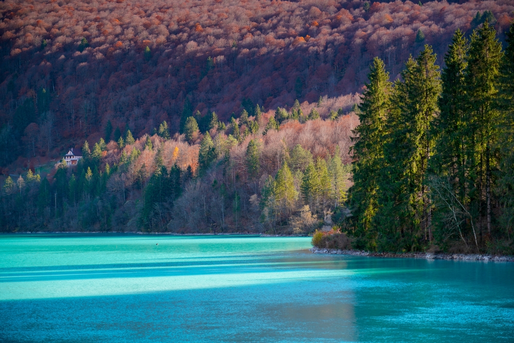Il lago artificiale di Barcis, nelle Dolomiti Friulane