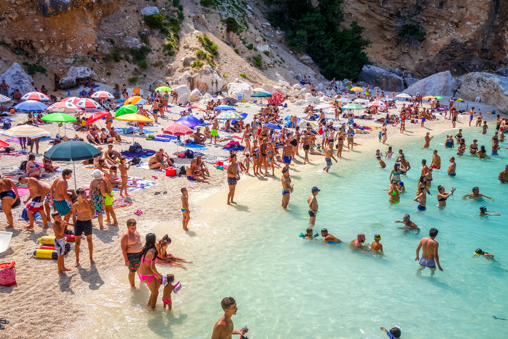 Ressa di bagnanti a cala Mariolu, nel Golfo di Orosei