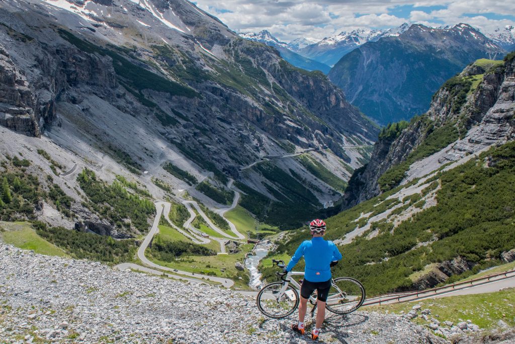 Salita dello Stelvio, punto panoramico che domina la valle. Foto di Luca Pedrana Spazza, concorso fotografico TCI Italia in bicicletta
