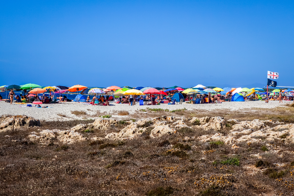 Un'affollata spiaggia della Sardegna / foto Shutterstock