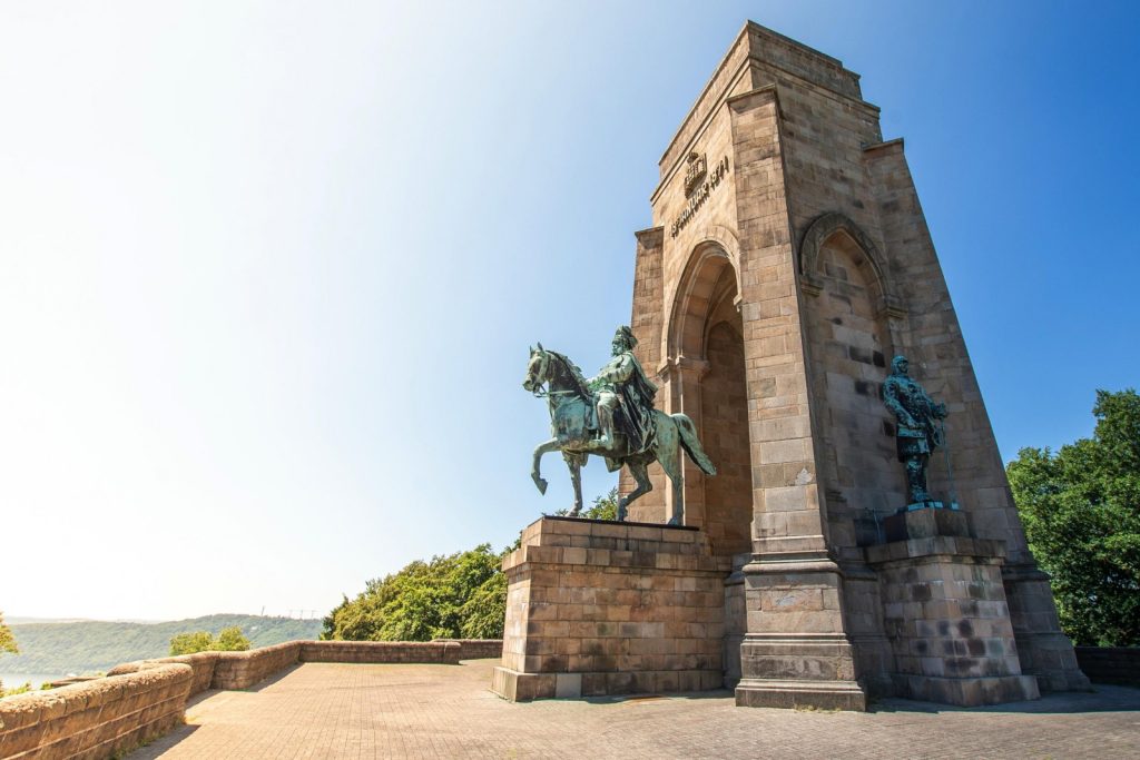 La gigantesca statua equestre dell'imperatore Guglielmo I a Dortmund, città che ospita la prima partita dell'Italia © GNTB Roland Goreki