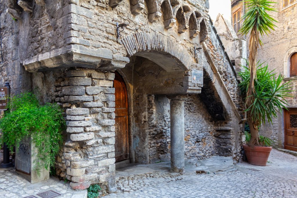 La Casa Gotica di Tivoli (Roma): si nota la colonna classica utilizzata a sostegno della sua esterna - foto Archivio Comune di Tivoli