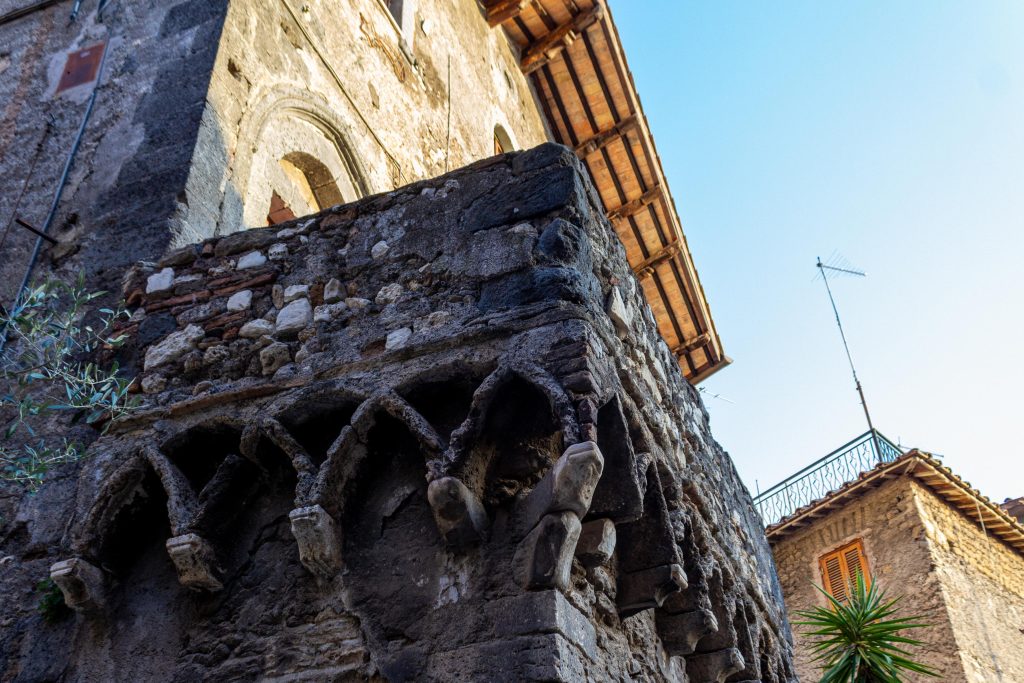 Un dettaglio del primo piano della Casa Gotica di Tivoli (Roma) - foto Archivio Comune di Tivoli