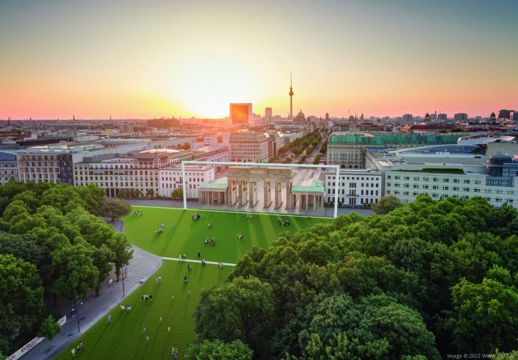 La porta di Brandeburgo a Berlino diventa per gli Europei di calcio la porta più grande del mondo - foto Kulturprojekte_Berlin_Gmb