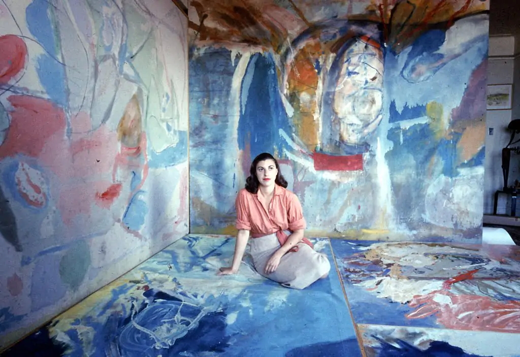 Helen Frankenthaler tra i suoi dipinti - 
Photo by Gordon Parks © The Gordon Parks Foundation